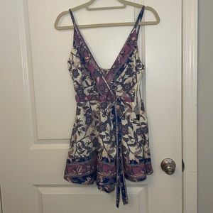 En creme floral short romper